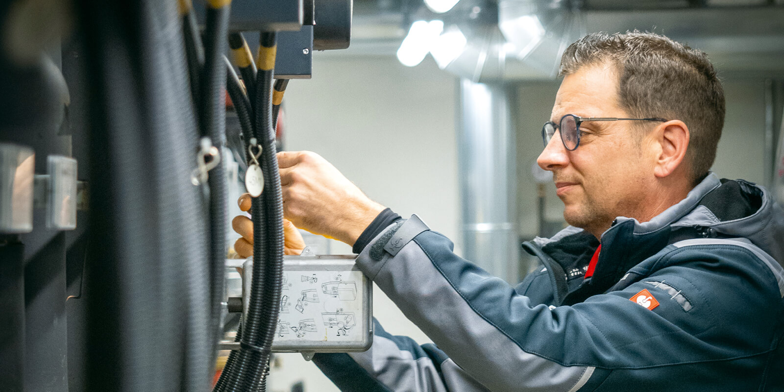 Dominic Moerder, Leiter Haustechnik, wartet Klimaanlage der Sparkasse