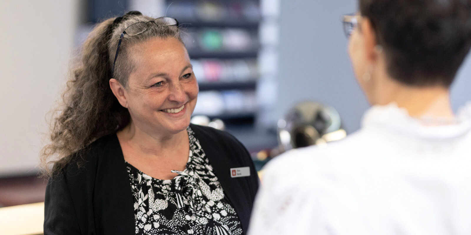 Ava Bank, Floormanagerin der Sparkasse, im freundlichen Kundengespräch