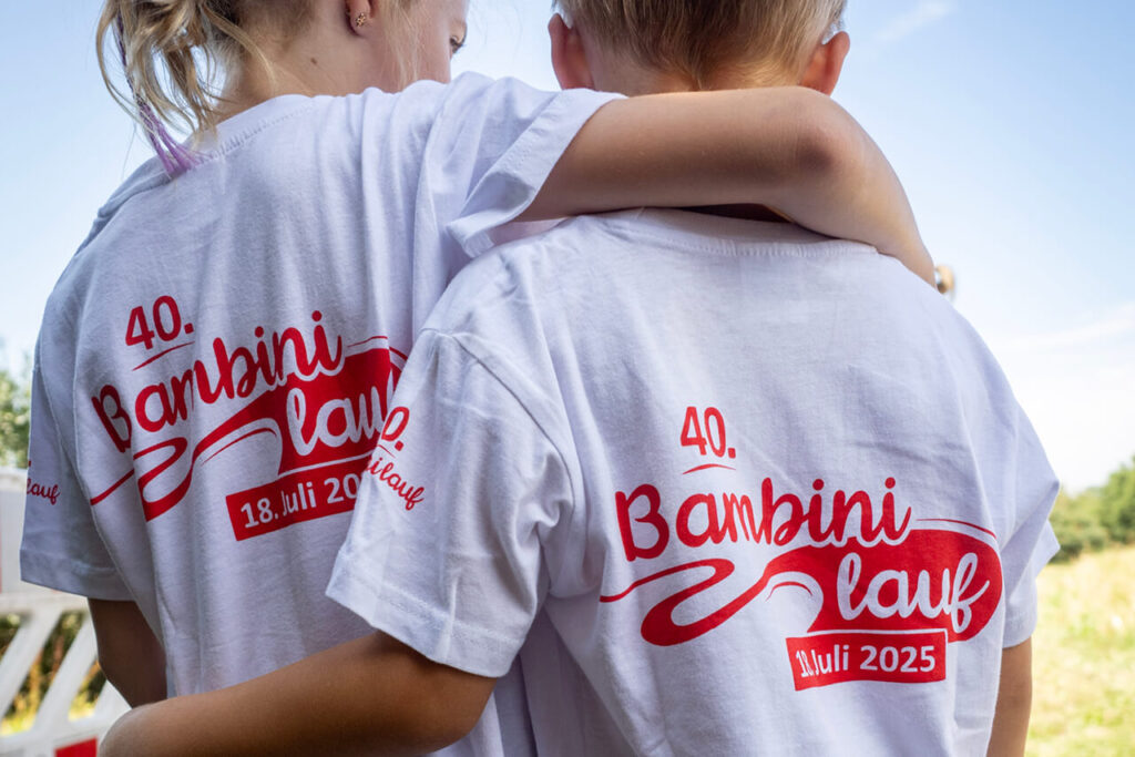 Zwei Kinder mit Bambinilauf-T-Shirts zum 40. Jubiläum am 18. Juli 2025 auf dem Mundenhof in Freiburg.