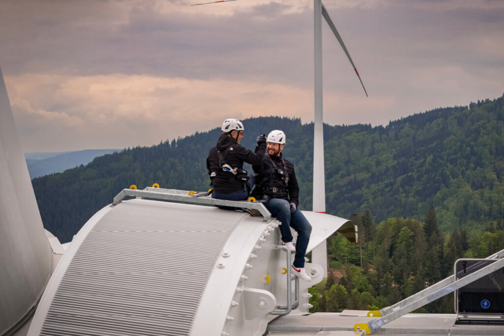 Uwe Schlupf und Christoph Leon auf dem Windrad auf dem Taubenkopf bei Freiburg – Blick auf den Schwarzwald.