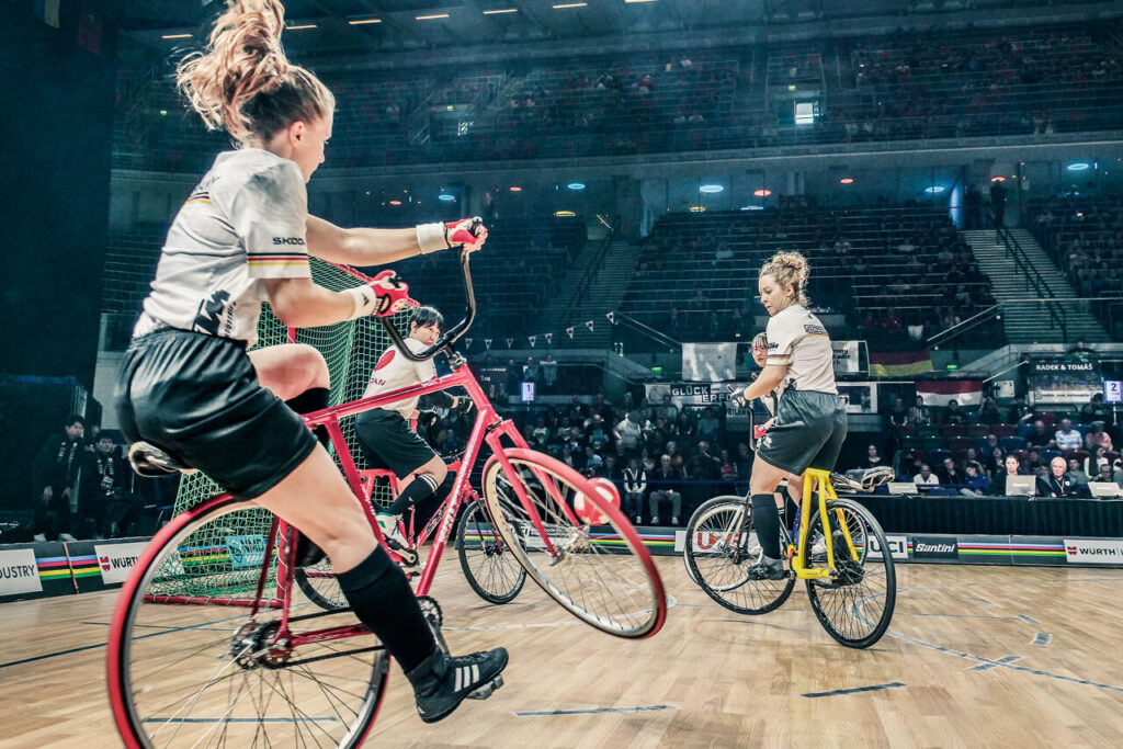 Danielle Holzer und Judith Wolf vom RVC Prechtal beim Radballspiel bei der Hallenrad-WM 2024 in Bremen.