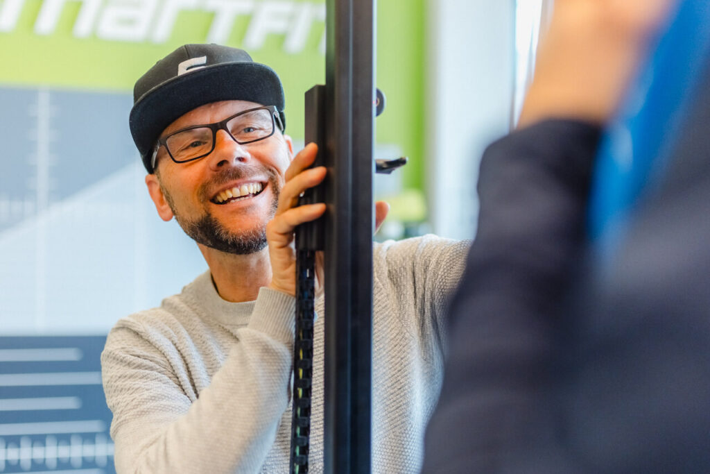 Björn Stapelfeldt vom Radlabor Freiburg bei der Arbeit an einem digitalen Bike-Fitting-System.