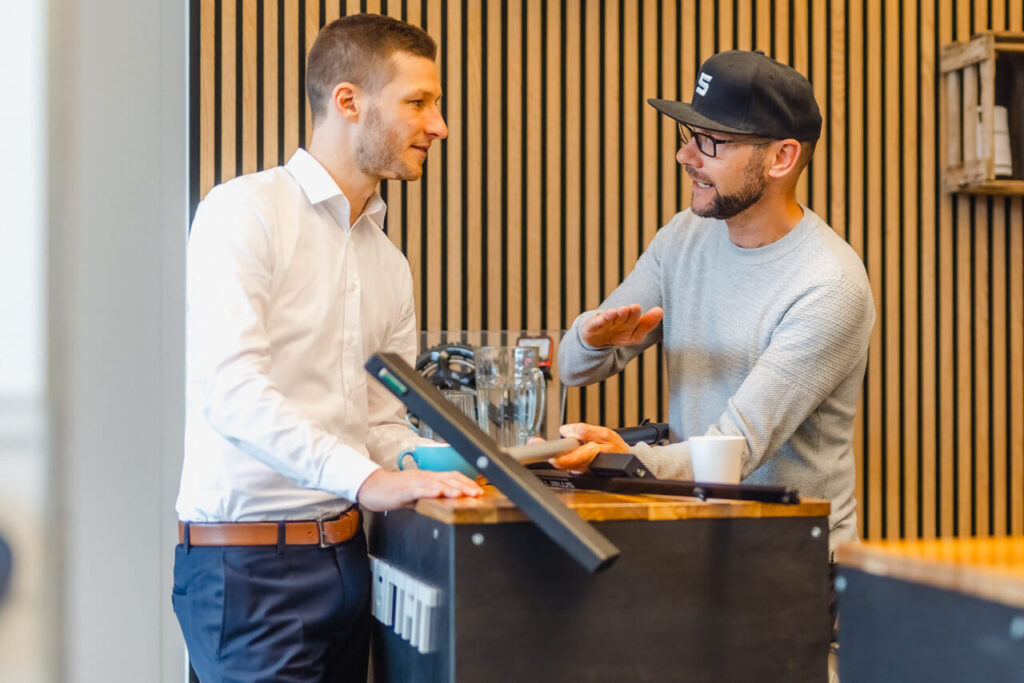 Sparkassenberater Jonas Gerber im Gespräch mit Radlabor-Gründer Björn Stapelfeldt.