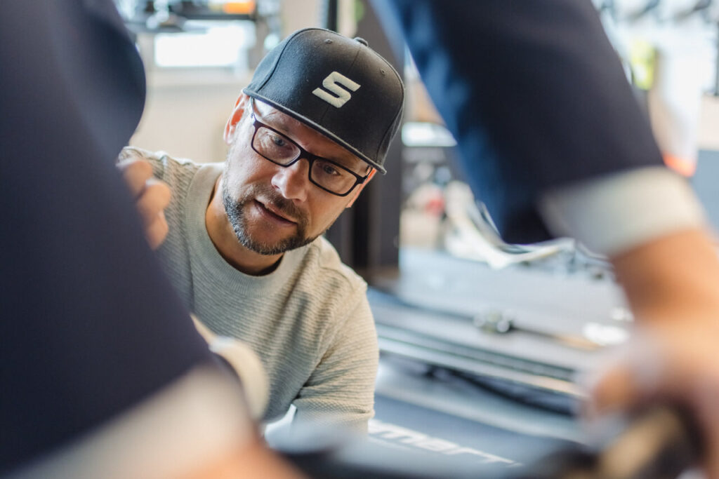 Björn Stapelfeldt vom Radlabor prüft im Bike-Fitting-Prozess die Sitzposition eines Kunden.