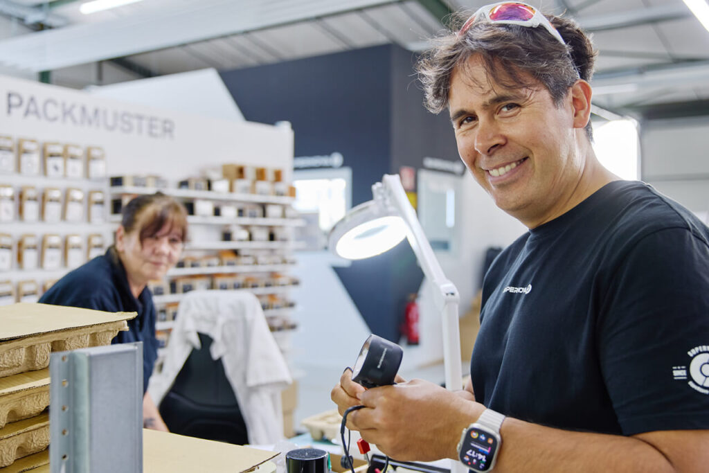 Marcus Wallmeyer, Gründer von Supernova Design, mit Fahrradlampe in der Freiburger Firmenzentrale.