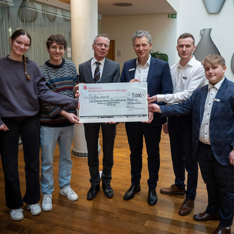 Sparkasse überreicht 5.000 € an die Landeszentrale für politische Bildung Freiburg – Gruppenfoto bei Scheckübergabe