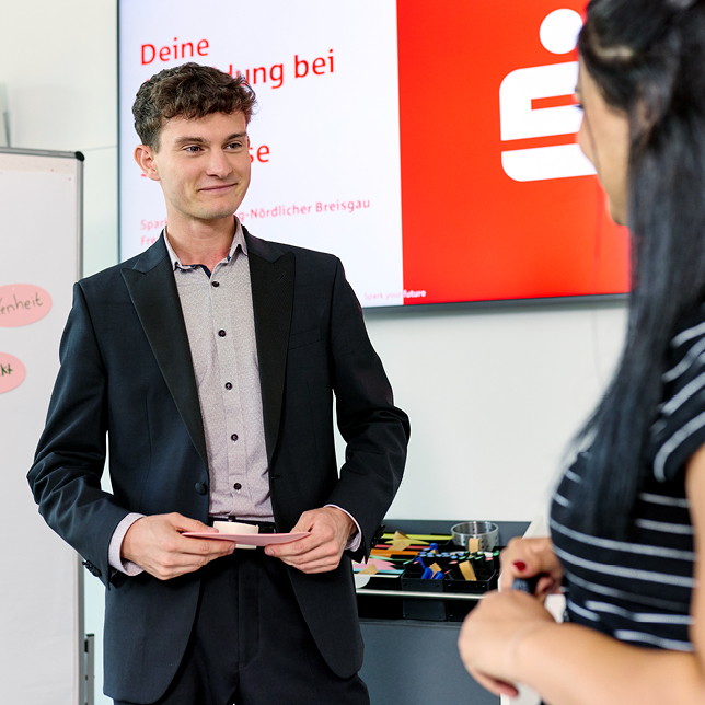 Manuel präsentiert vor Shadiya bei einer internen Azubi-Veranstaltung.