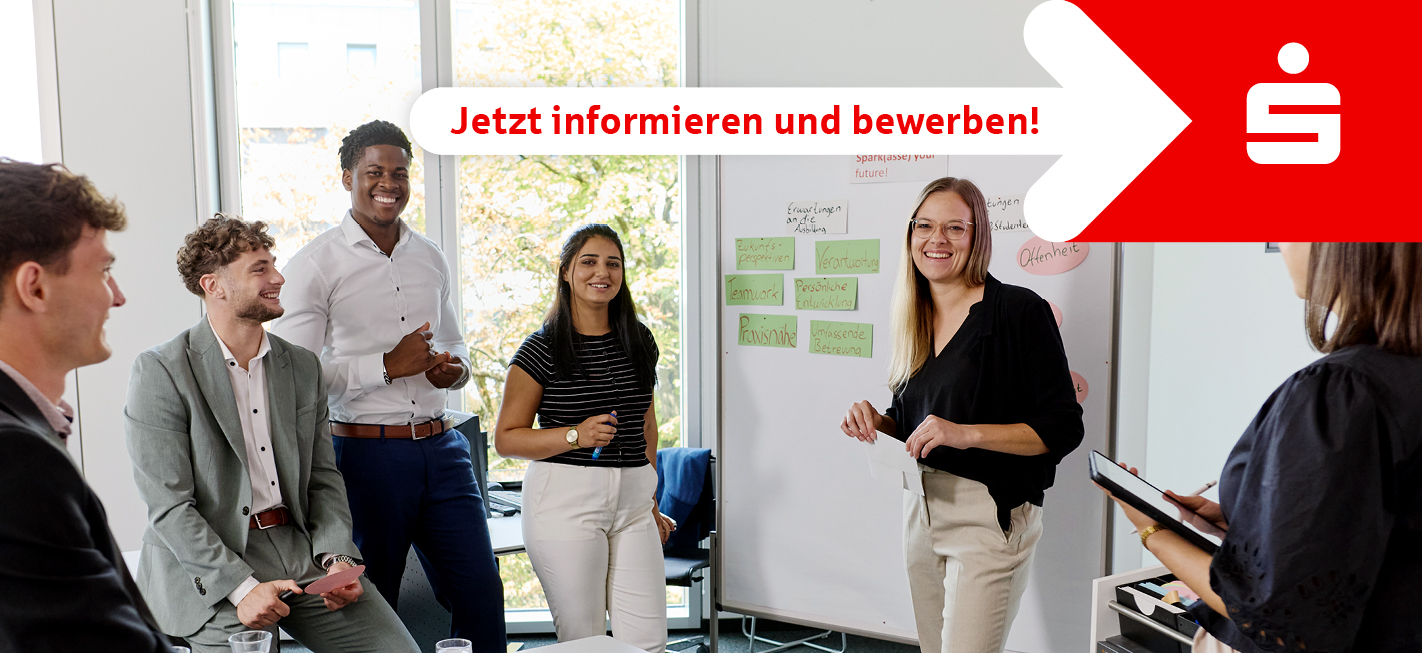 Azubis der Sparkasse Freiburg bei einer Präsentation im Seminarraum. Roter Banner mit CTA: „Jetzt informieren und bewerben!“ führt zur Karriereseite.