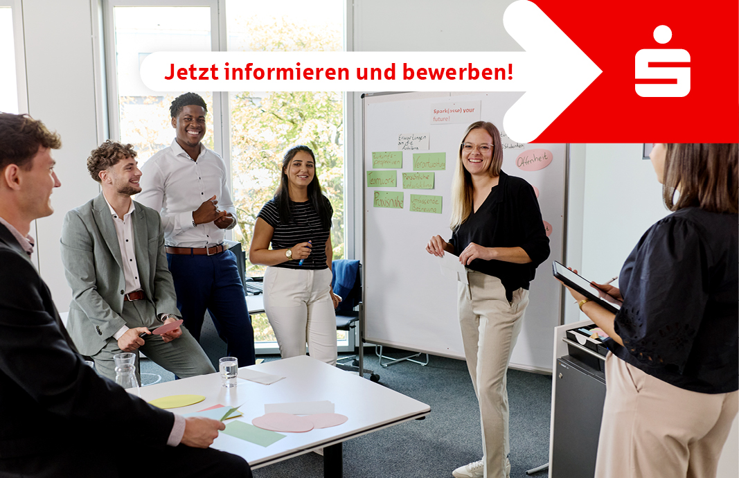 Azubis der Sparkasse Freiburg bei einer Präsentation im Seminarraum. Roter Banner mit CTA: „Jetzt informieren und bewerben!“ führt zur Karriereseite.