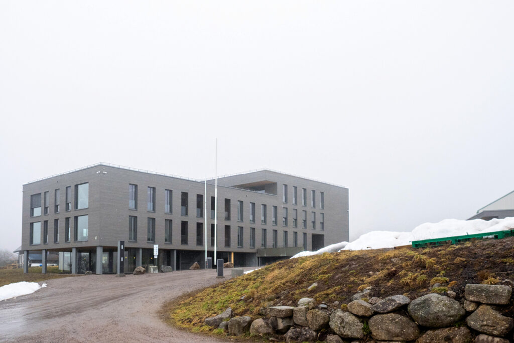 Firmengebäude von Lignotrend in Ibach an einem nebligen Tag mit Restschnee im Vordergrund.