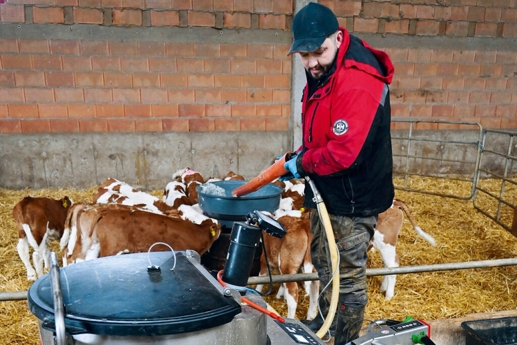 Ralf Stephan vom Sändlehof in Rheinhausen füttert Kälber in einem Stall.