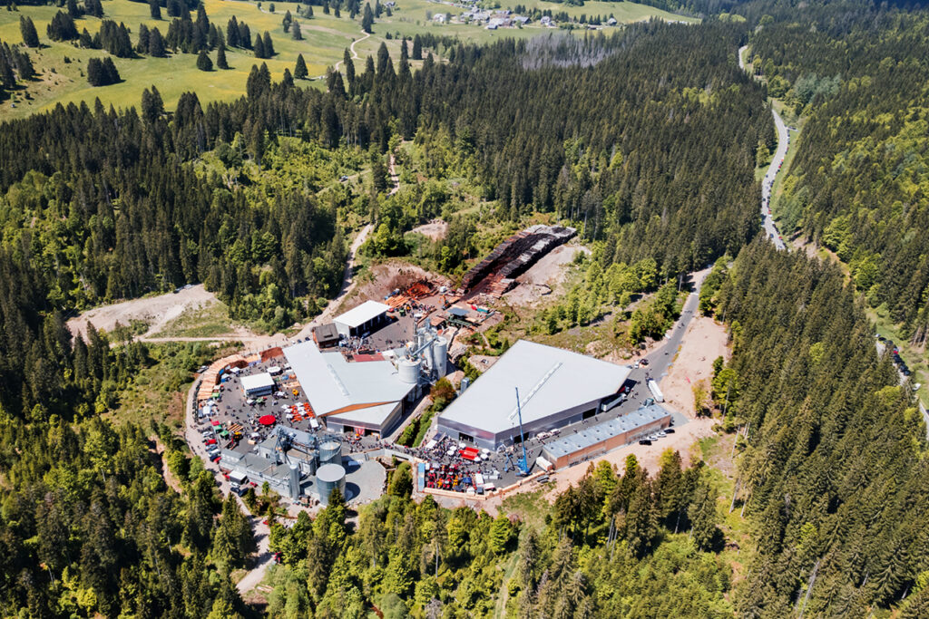 Luftaufnahme des neuen Lignotrend-Sägewerks in Ibach, umgeben von dichtem Wald.