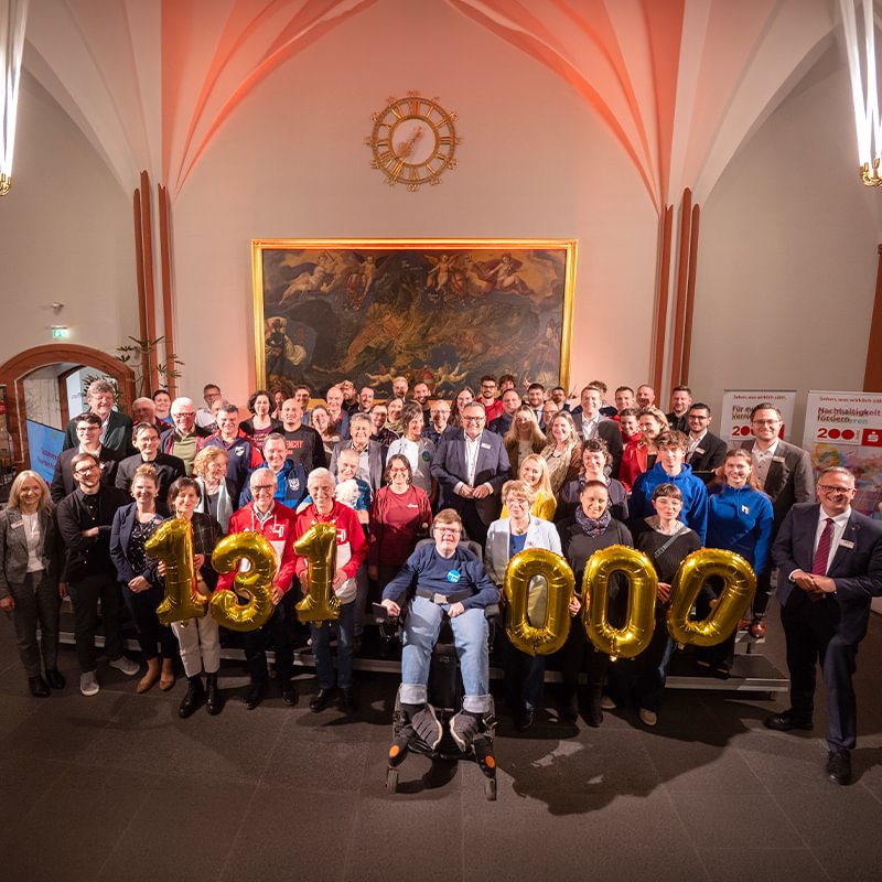 Gruppenfoto von Vertreterinnen und Vertretern regionaler Vereine und Projekte bei der Spendenübergabe zum PS-Sparen der Sparkasse; goldene Ballons zeigen die Spendensumme von 131.000 Euro.
