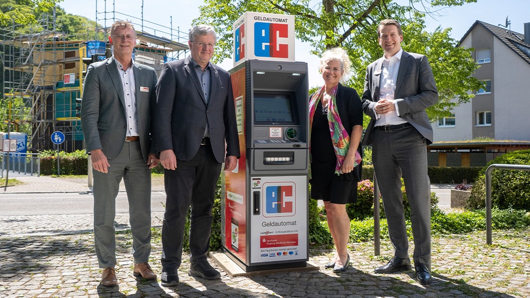 Einweihung eines neuen Sparkassen-Geldautomaten im Glottertal mit vier Personen vor Ort.