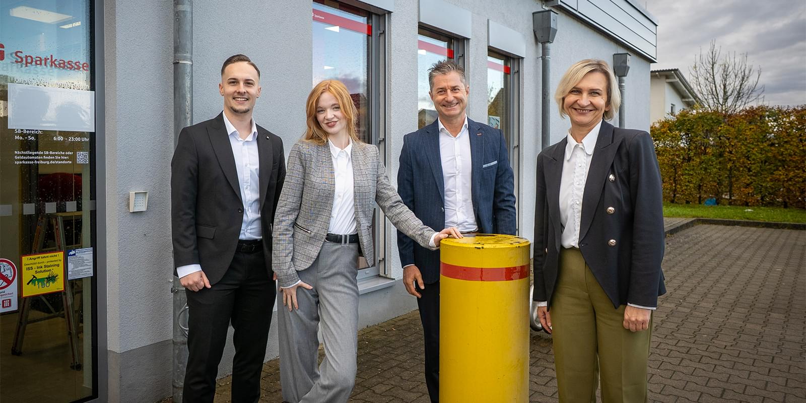 Das Team der wiedereröffneten Sparkassenfiliale Rheinhausen vor dem Filialgebäude: Nico Obergföll, Leonie Rennebeck, Klaus Stubert und Patricia Haras.
