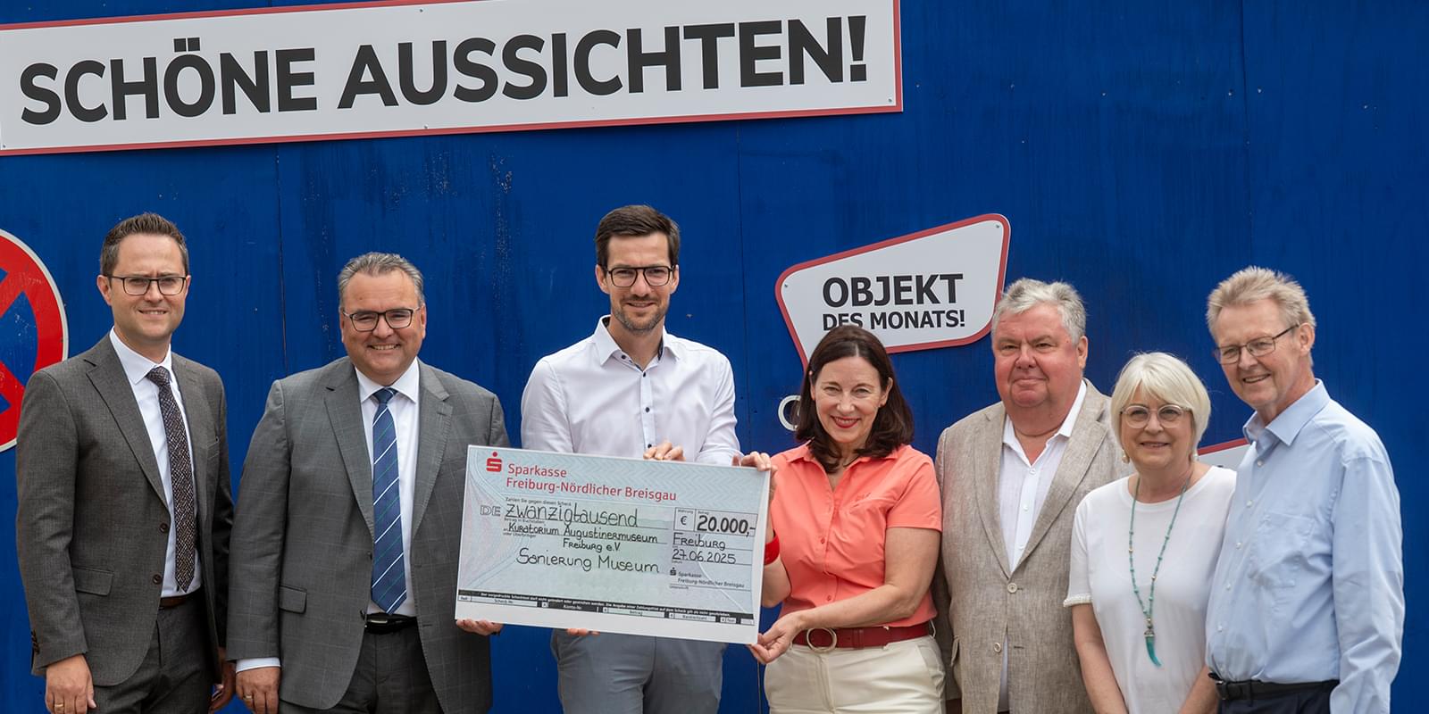 Vertreter der Sparkasse, der Stadt Freiburg und des Kuratoriums Augustinermuseum präsentieren einen Spendenscheck über 20.000 Euro für die Sanierung des Augustinermuseums.