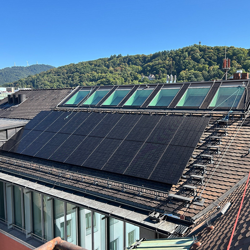 Photovoltaikanlage auf einem Dach mit Blick über Freiburg