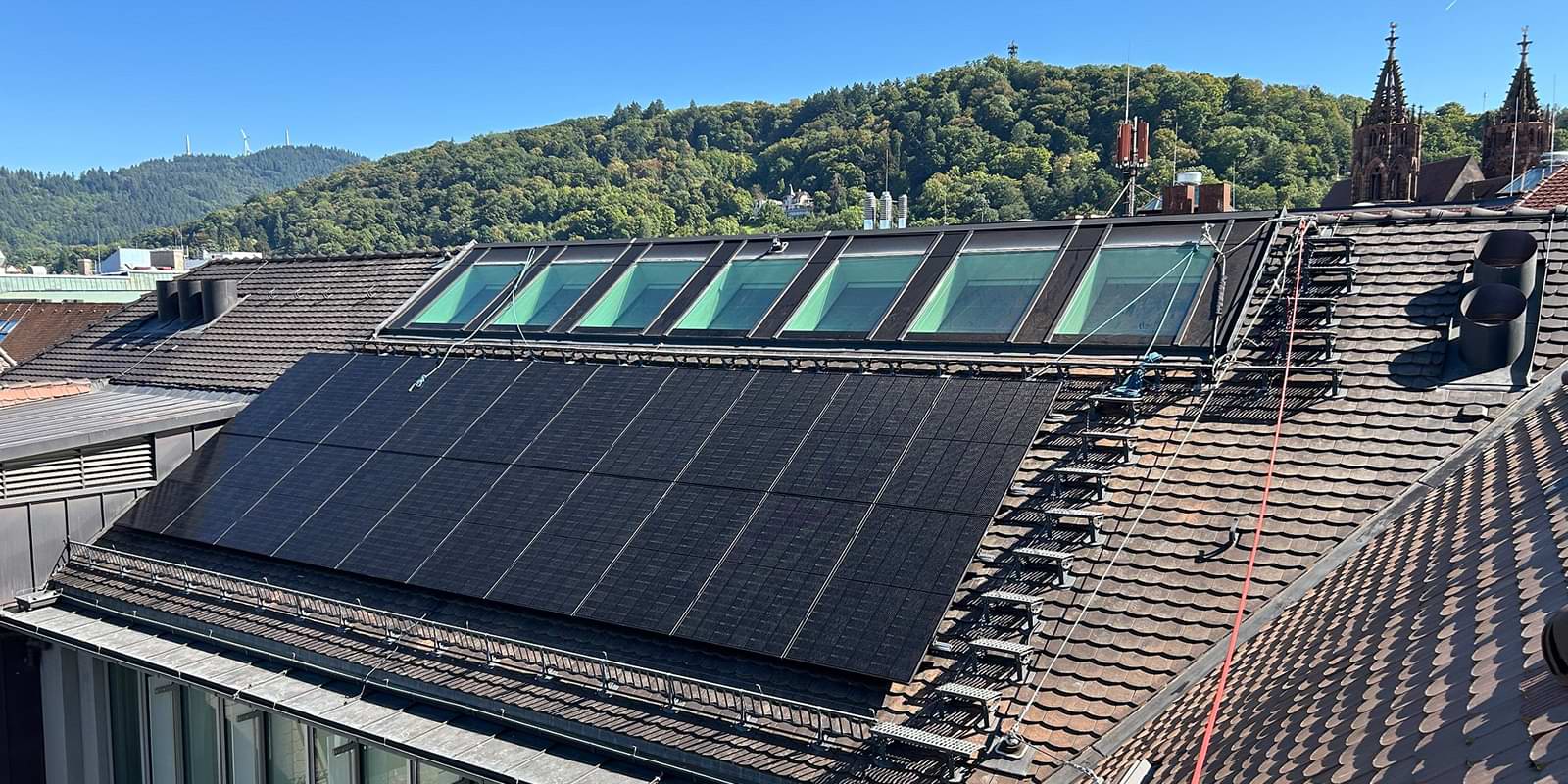 Photovoltaikanlage auf dem Dach mit Blick über Freiburg