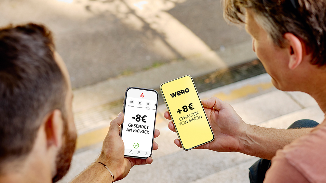 Digitale Geldüberweisung mit Wero zwischen zwei Smartphones.