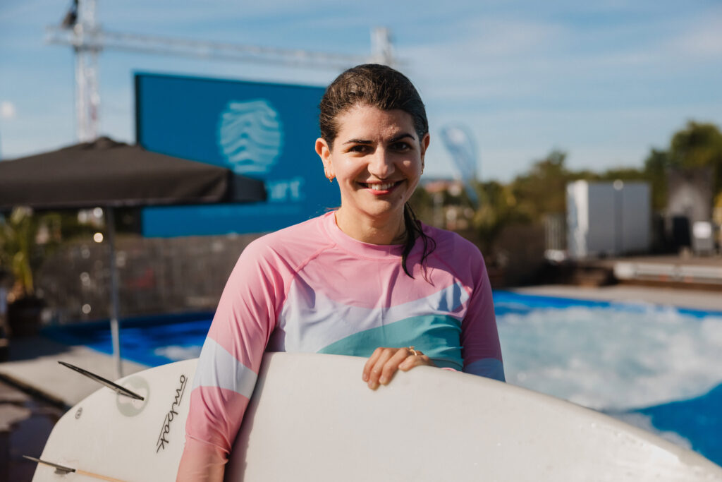 Sparkassenberaterin Laura Isele auf Kundenbesuch bei irie Surf in Freiburg