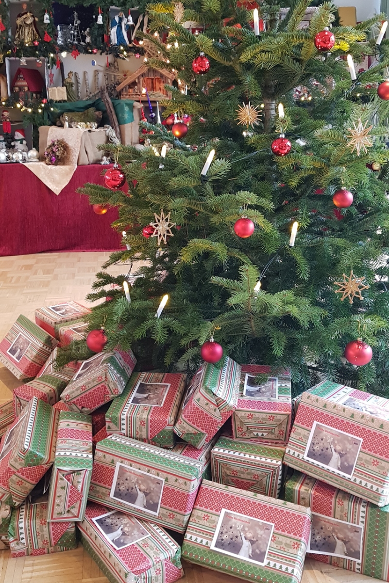 Die Päckchen liegen unter dem Weihnachtsbaum.